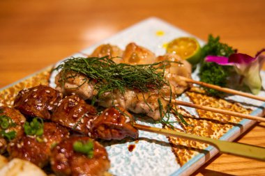 Japon Yakitori restoranından lezzetli yemekler, çeşitli yakitori şişleri.
