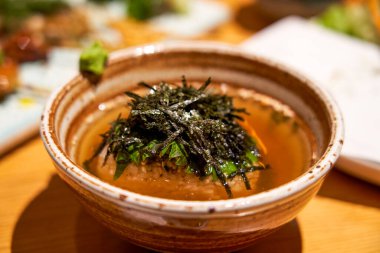 Japon Yakitori restoranından lezzetli bir yemek, yosun çorbası içinde pirinç.