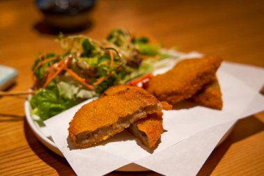 Japon Yakitori restoranından lezzetli bir yemek, patates kroketleri.