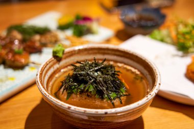 Japon Yakitori restoranından lezzetli bir yemek, yosun çorbası içinde pirinç.