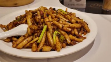 Nanning, Guangxi, Çin 'den baharatlı ve ekşi yemek solucanı.