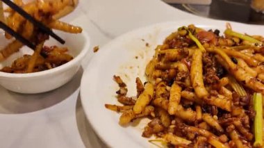 Bir kişi kızarmış kurtçukları paylaşıyor. Nanning, Guangxi, Çin 'in spesiyalitesi.