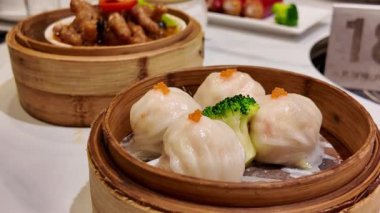 Guangzhou otellerinde lezzetli ve nefis Kanton sabah çayı Dim Sum