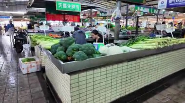 Çin 'de işlek bir marketten alışveriş yapmak.