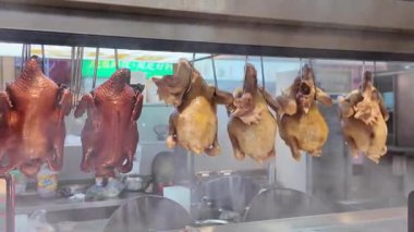 Taze ve dumanı tüten tavuk ve rosto ve güveç dükkanında kızarmış tavuk.