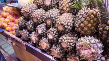 Meşgul bir sebze pazarında alışveriş yapmak, ananas toplamak.