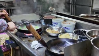 Bir şef Çin, Guangxi, Nanning 'de bir erişte dükkanında taze domuz Yi mein pişiriyor.