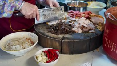 Guilin pirinç eriştesi Nanning, Guangxi, Çin 'de bir erişte dükkanında yapılıyor.