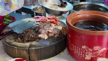 Guilin pirinç eriştesi Nanning, Guangxi, Çin 'de bir erişte dükkanında yapılıyor.