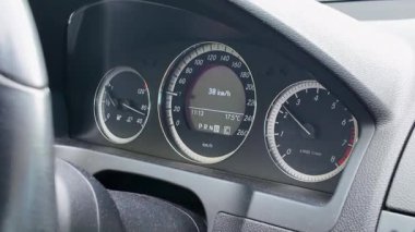 Lüks bir arabanın klasik mekanik gösterge paneli tasarımı
