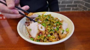 Bir lokanta Guangxi 'de lezzetli Guilin pilavlı erişte yer.