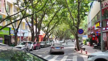 Nanning, Guangxi, Çin 'deki ağaçlarla kaplı şehir yolunun manzarası.