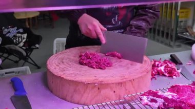 Çin pazarında sığır eti satılıyor, sığır eti dilimleri seçiliyor.