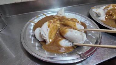 Lokantalar bir tabak pirinç köftesi yer, Nanning, Guangxi, Çin 'de yerel bir aperatif.