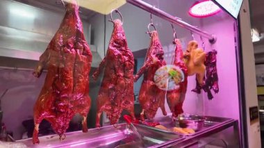 Guangzhou et lokantasında taze kızarmış ördek satılıyor.