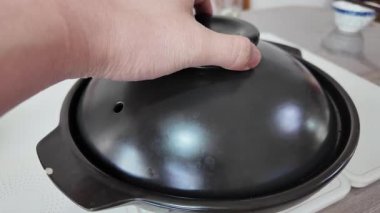Nefis bir tencere haşlanmış biftek ve patates.