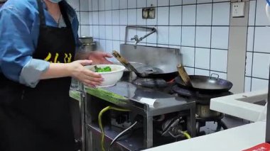Nanning, Guangxi, Çin 'deki bir restoranda taze malzemeyle yapılan Yi erişteleri.
