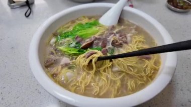 Lokantalar, Nanning, Guangxi 'de taze malzemeyle pişirilmiş bir kase lezzetli Yi eriştesi yerler.