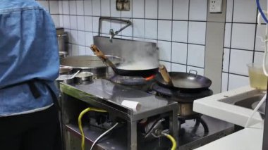 Nanning, Guangxi, Çin 'deki bir restoranda taze malzemeyle yapılan Yi erişteleri.