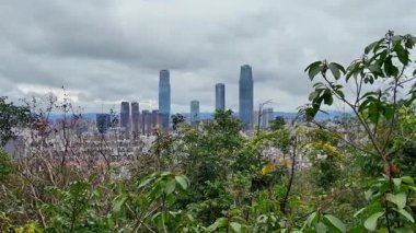 Nanning, Guangxi, Çin 'deki şehir gökdelenlerinin manzarası Qingxiu Dağı' nda.