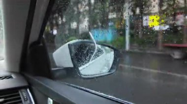 Şehir yolunda giden bir araba.