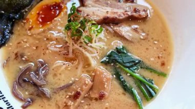 Bir kase lezzetli Japon tonkotsu ramen.