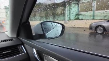 Şehir yolunda giden bir araba.