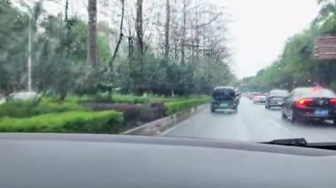 Şehir yolunda giden bir araba.