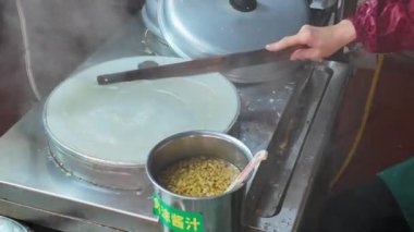 Nanning, Guangxi, Çin 'deki bir büfede makarna yapıyorlar..