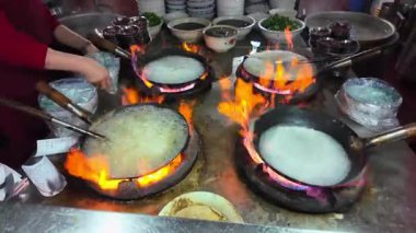 Nanning, Guangxi, Çin 'de pirinç eriştesi yapmakla meşgul..