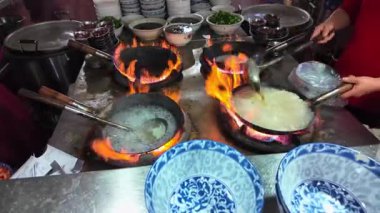 Nanning, Guangxi, Çin 'de pirinç eriştesi yapmakla meşgul..