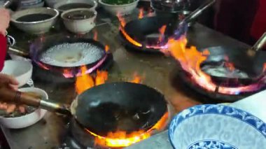 Nanning, Guangxi, Çin 'de pirinç eriştesi yapmakla meşgul..