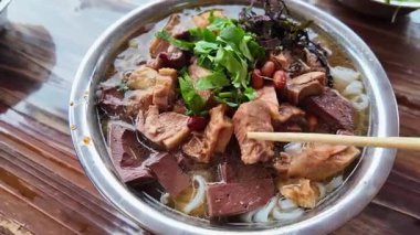 Bir kase lezzetli Wuxu ördek eti Nanning, Guangxi, Çin 'de pirinç eriştesi.