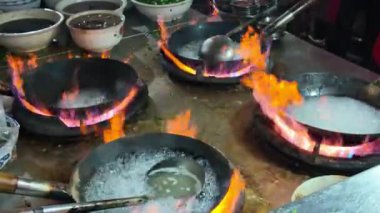 Nanning, Guangxi, Çin 'de pirinç eriştesi yapmakla meşgul..