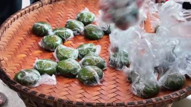 Guangxi, Çin 'de bir çiftçi pazarında satılan mugwort pirinç kekleri.