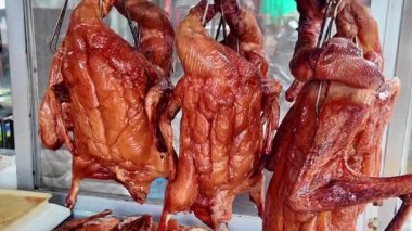 Çin, Guangxi 'deki et dükkanında nefis kızarmış ördeği kapatıyoruz.