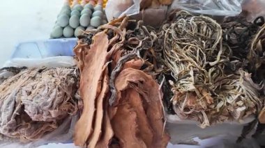 Çin, Guangxi 'deki köy ve kasabalardaki çiftçi pazarlarında çeşitli turşular satılıyor.