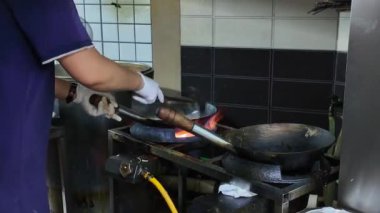 Nanning, Guangxi, Çin 'de bir erişte dükkanı, ekşi bambu filizleri ve biberli erişte pişirir.