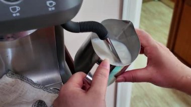 Bir barista kahve ve kahve sanatı yapıyor.