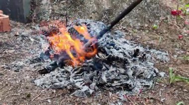 Qingming Festivali 'ndeki atalarımızı anmak için mezarın önünde kağıt yakarak para kazanıyorlar.
