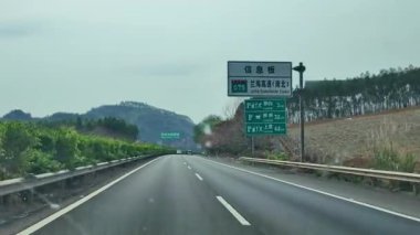 Guangxi, Çin 'de bir otoyolda bir araba sürüyor.