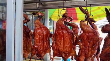 Çin, Guangxi 'deki et dükkanında nefis kızarmış ördeği kapatıyoruz.