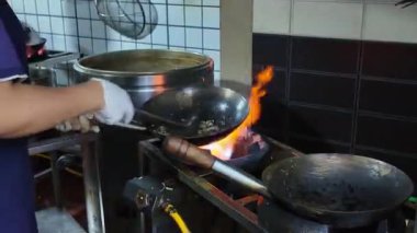 Nanning, Guangxi, Çin 'de bir erişte dükkanı, ekşi bambu filizleri ve biberli erişte pişirir.