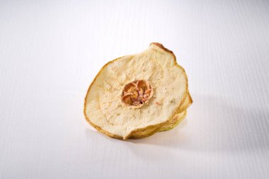 Beyaz arka planda kurumuş kar armutlarının yakın plan görüntüsü