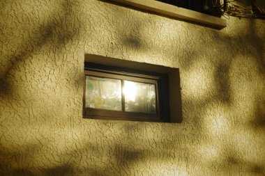 Şangay 'da klasik bir binanın ahşap pencerelerini kapatın.