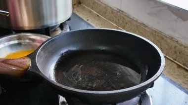 Bir şef tavada omlet pişiriyor.