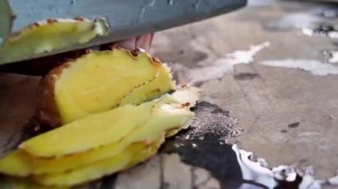 Zencefil dilimleri kesen bir şefin yakın çekimi.