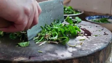 Bir şef taze Gotu Kola doğruyor.