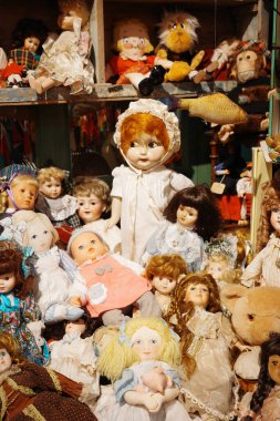 Çeşitli klasik Amerikan bebeklerinin yakın plan görüntüleri.