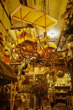 Eski bir Amerikan oyuncakçısında çeşitli eski eşyalar.